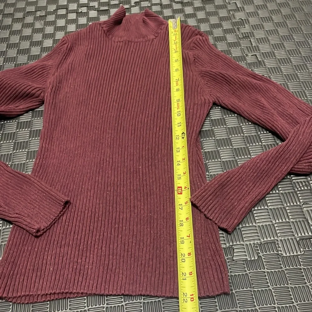 maroon Croft & Barrow mock ribbed turtleneck size medium